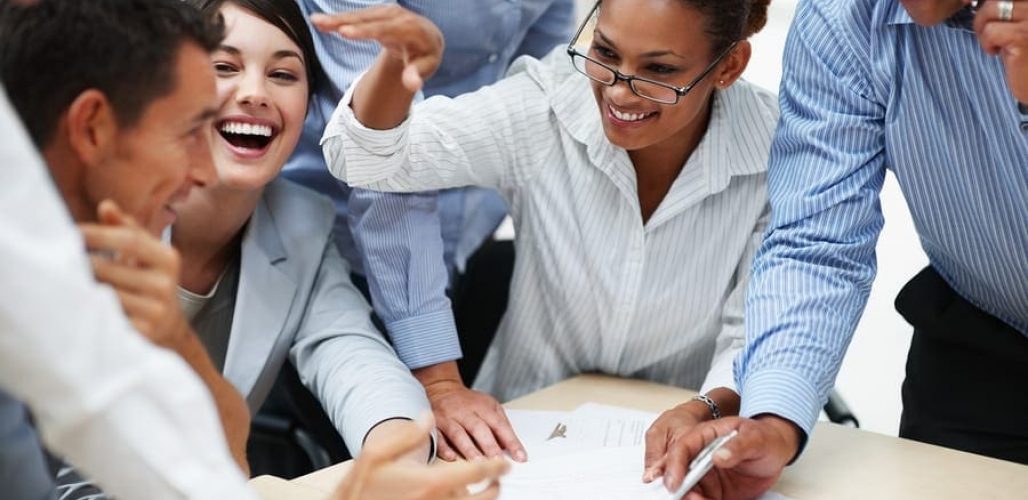 Sonriendo empresarios trabajando juntos en una reunión
